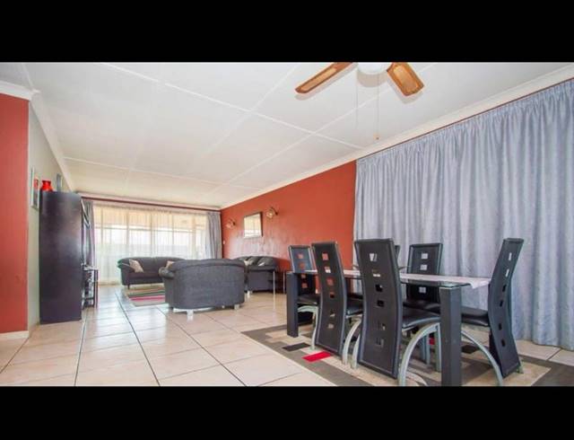 2 BEDROOM APARTMENT FOR SALE IN FLORIDA LAKE